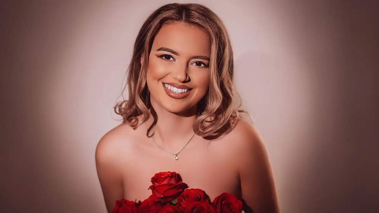 Join LaraGray’s Live Webcam Show