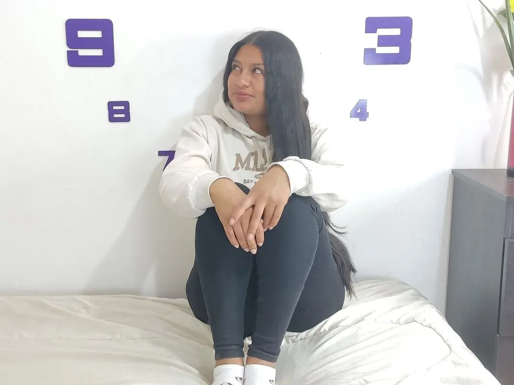 Join LaynAriza’s Live Webcam Show
