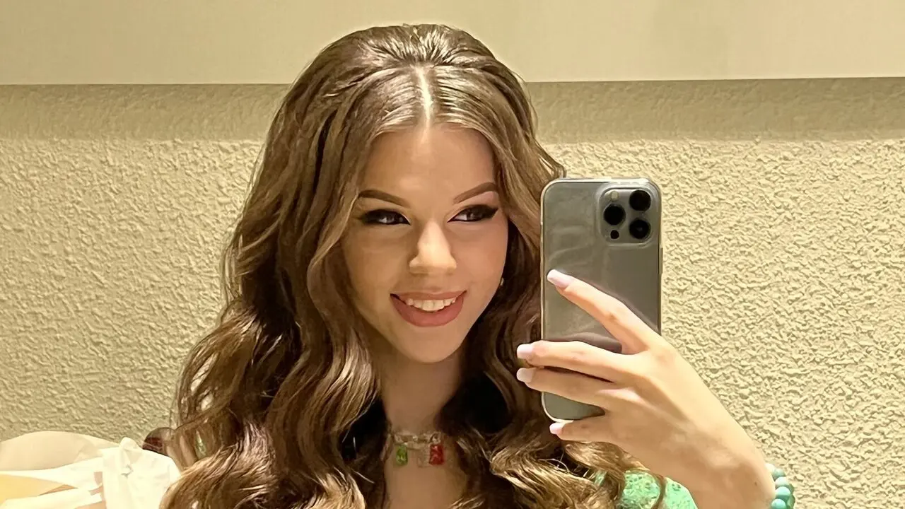 Join LeonaAlford’s Live Webcam Show