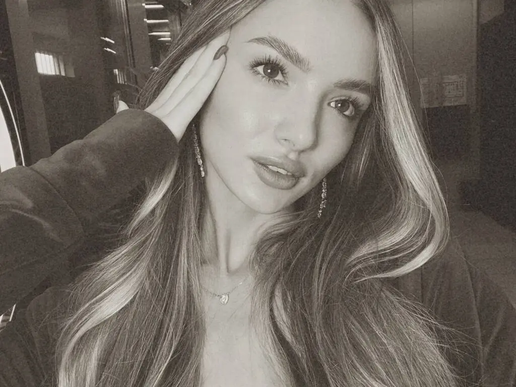 Join LexiBerg’s Live Webcam Show