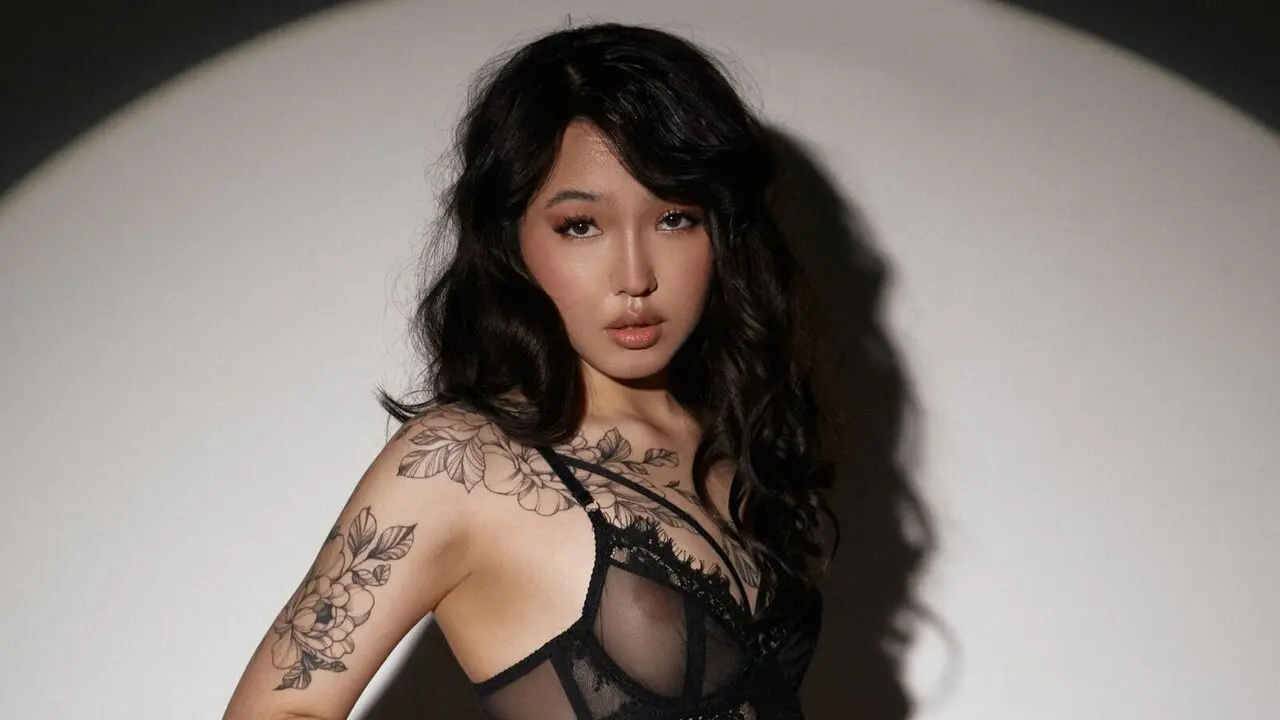 Join LinNight’s Live Webcam Show