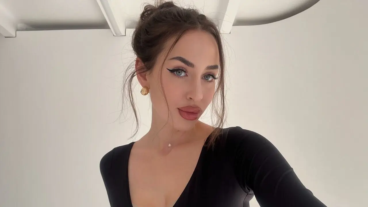 Join LisaBelle’s Live Webcam Show