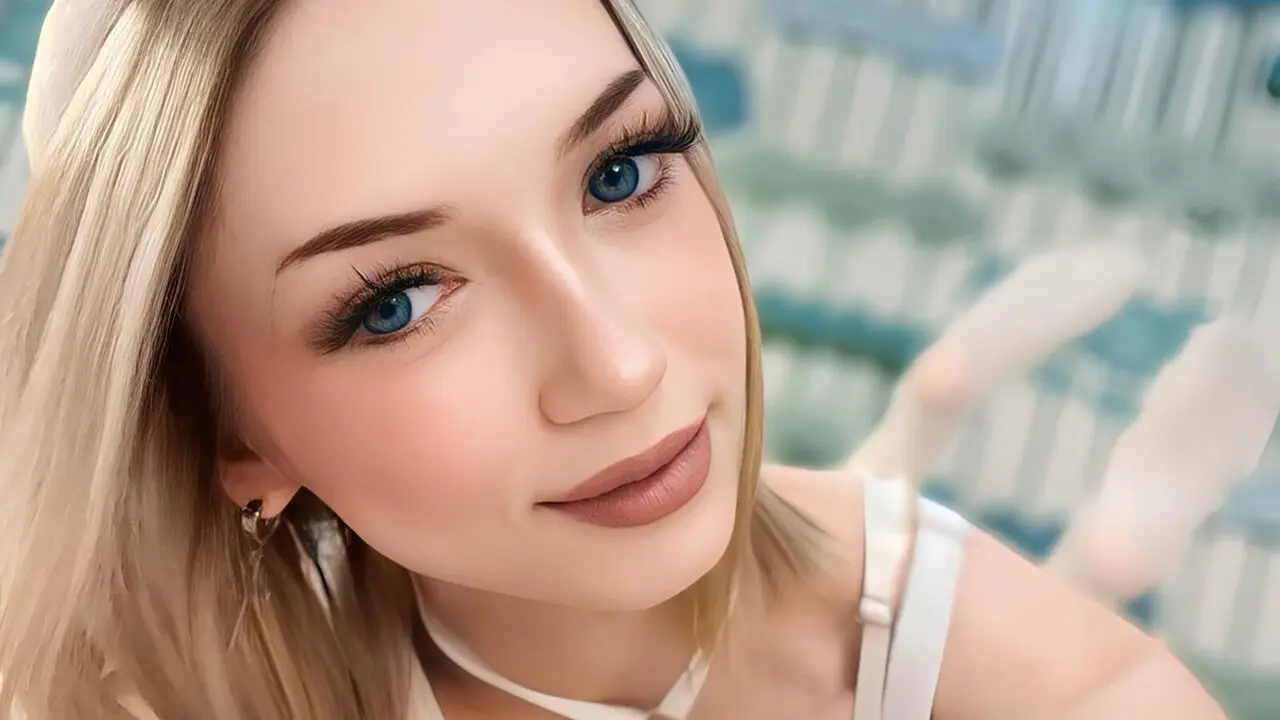 Join LoisDeman’s Live Webcam Show