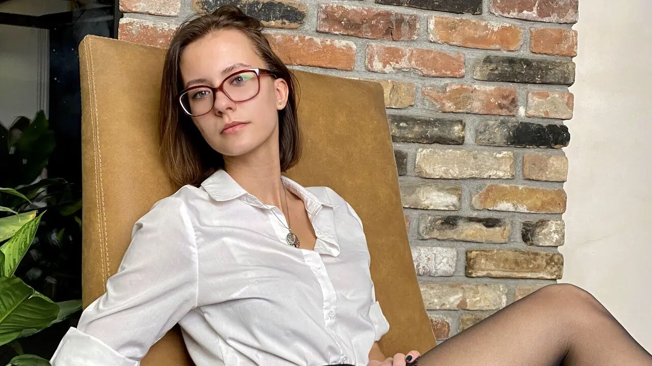 Join LunaWinston’s Live Webcam Show