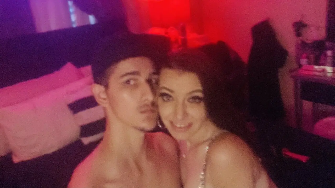Join MandyandEnrique’s Live Webcam Show
