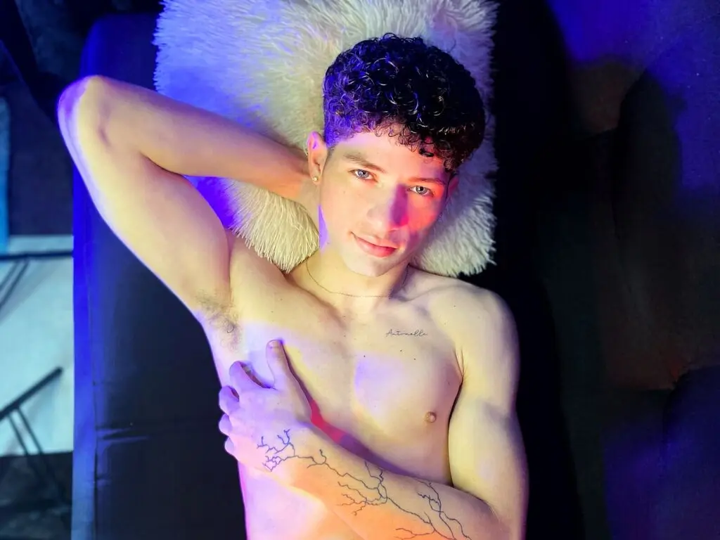 Join MattiaBianchi’s Live Webcam Show
