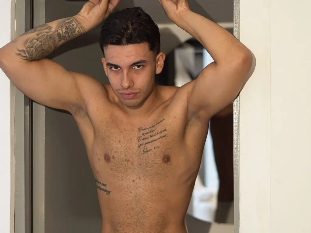 Join MaximoGuzman’s Live Webcam Show