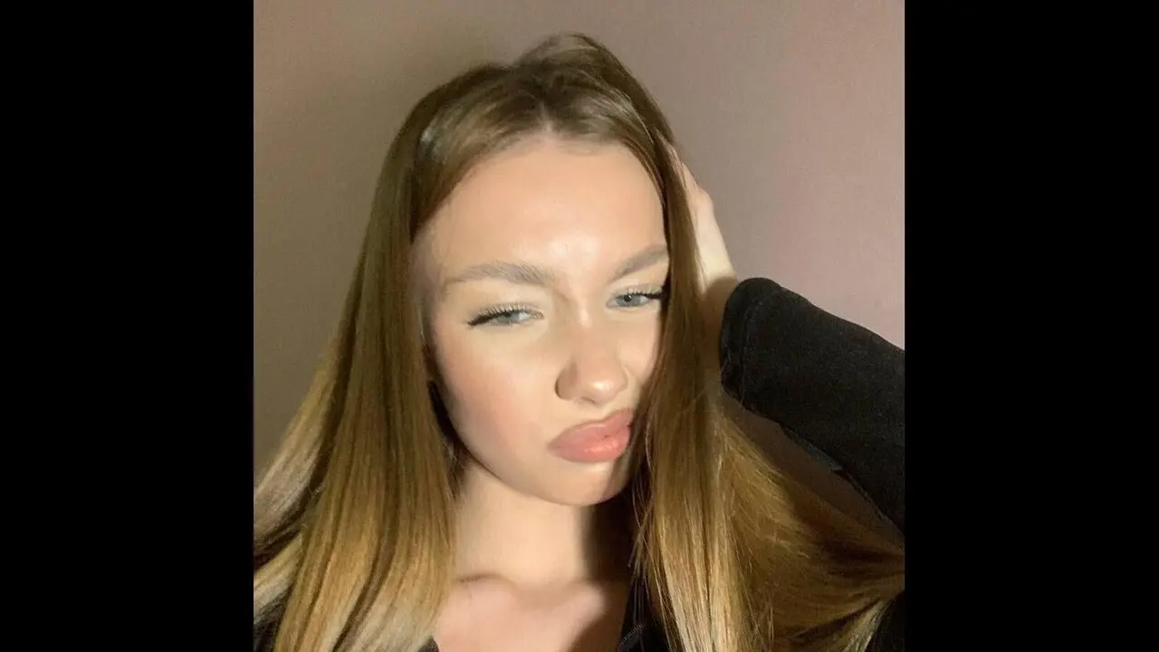 Join MaybelleBucklew’s Live Webcam Show