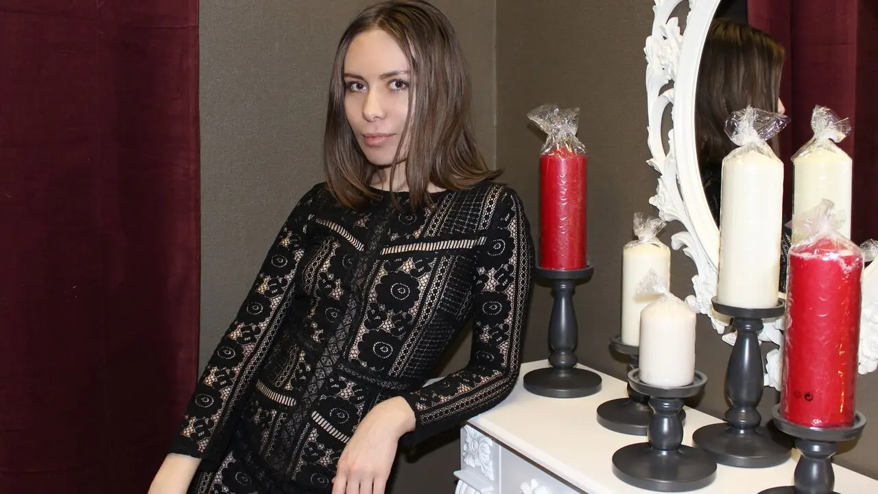 Join MelaniaHere’s Live Webcam Show