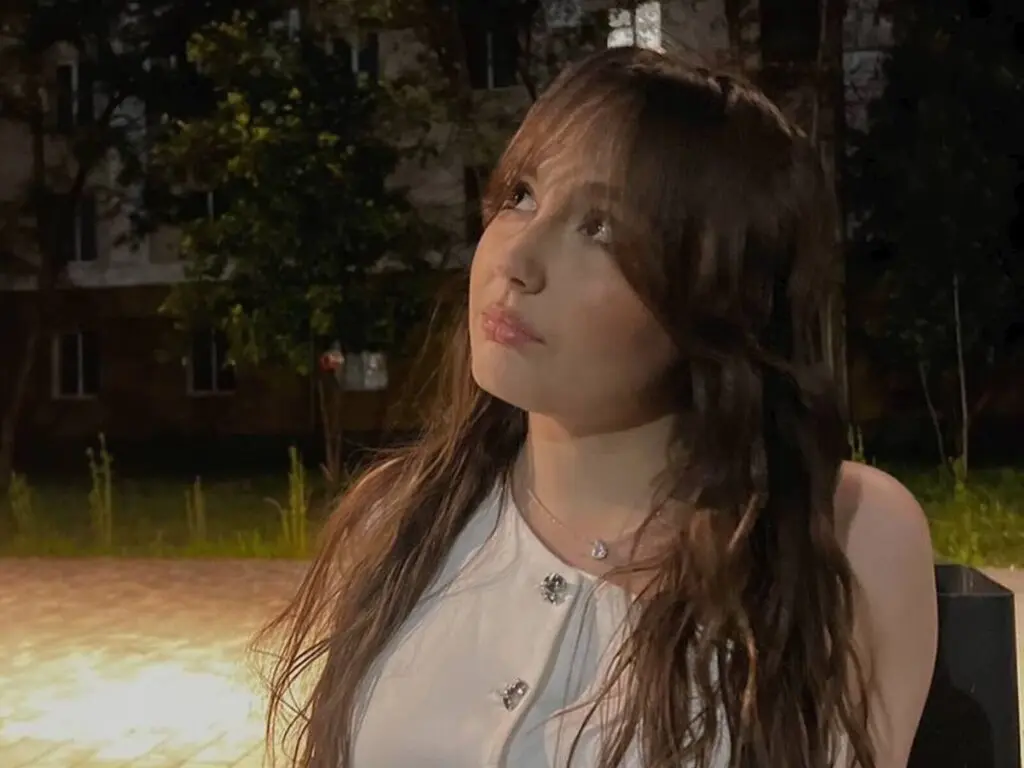 Join MerrieMenitz’s Live Webcam Show