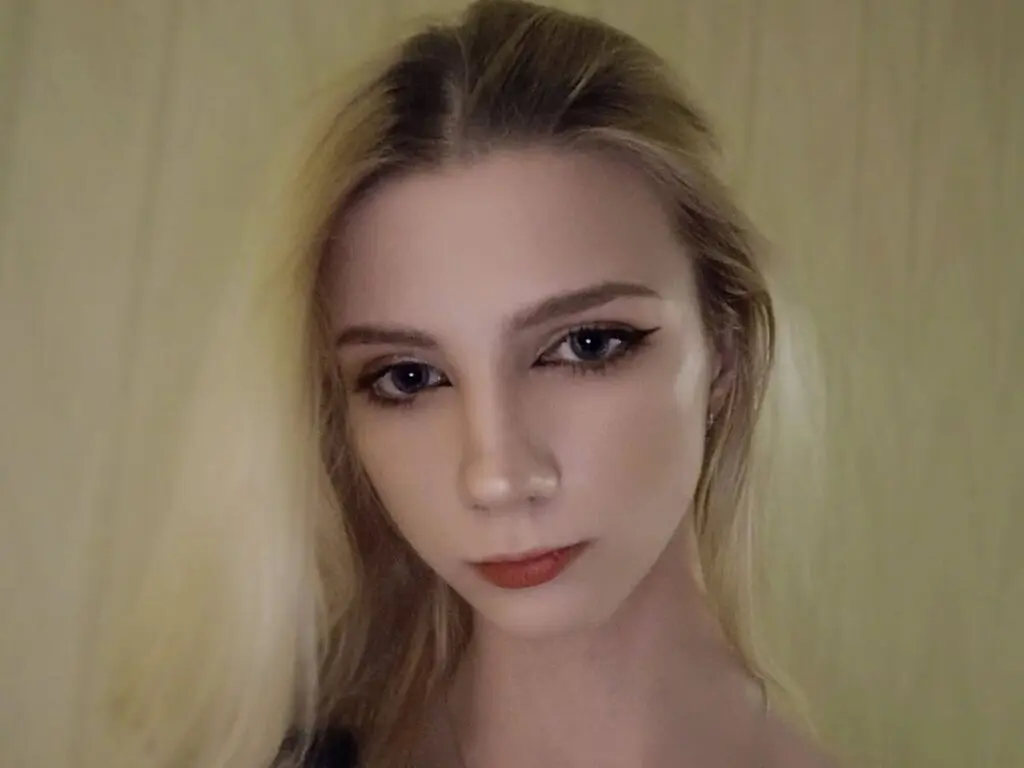 Join MiaForever’s Live Webcam Show