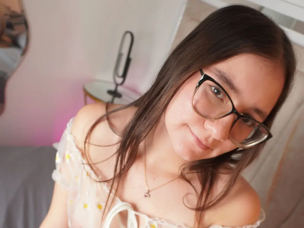 Join MiaHilfiger’s Live Webcam Show