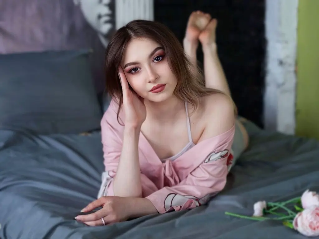 Join MiaMoonee’s Live Webcam Show