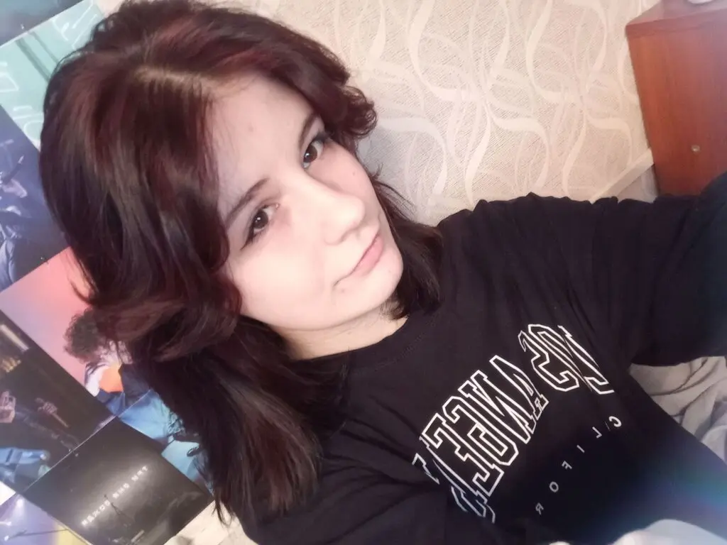 Join MoireGill’s Live Webcam Show