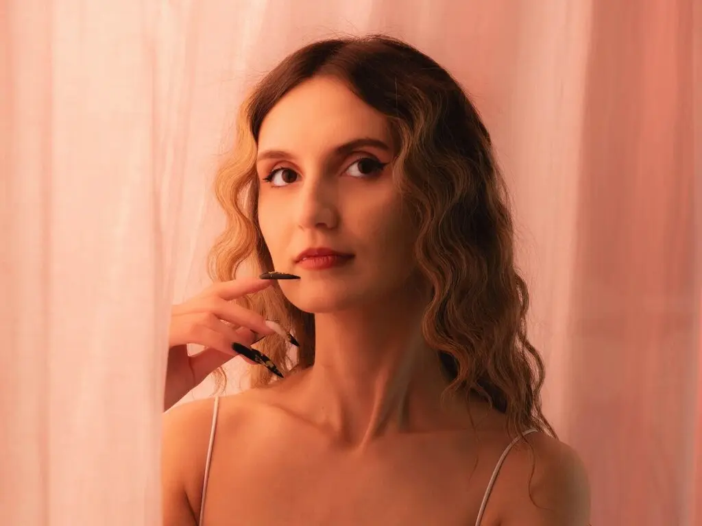 Join MoonSeraphine’s Live Webcam Show