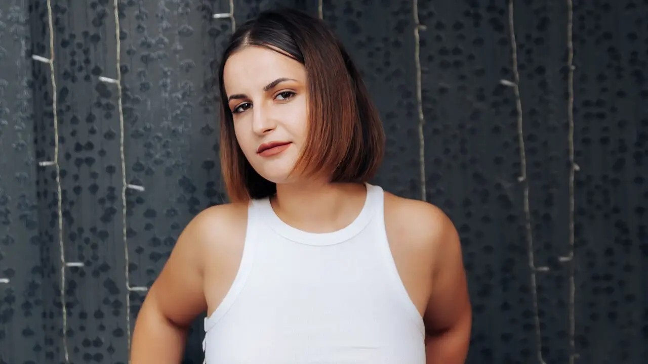 Join NaomiLinn’s Live Webcam Show