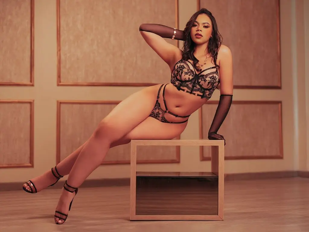 Join NicoleViscontti’s Live Webcam Show