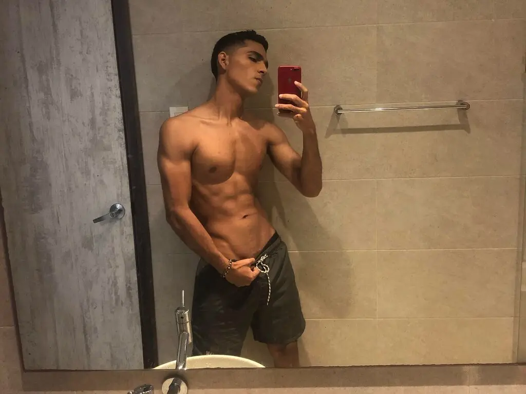 Join NoahCol’s Live Webcam Show