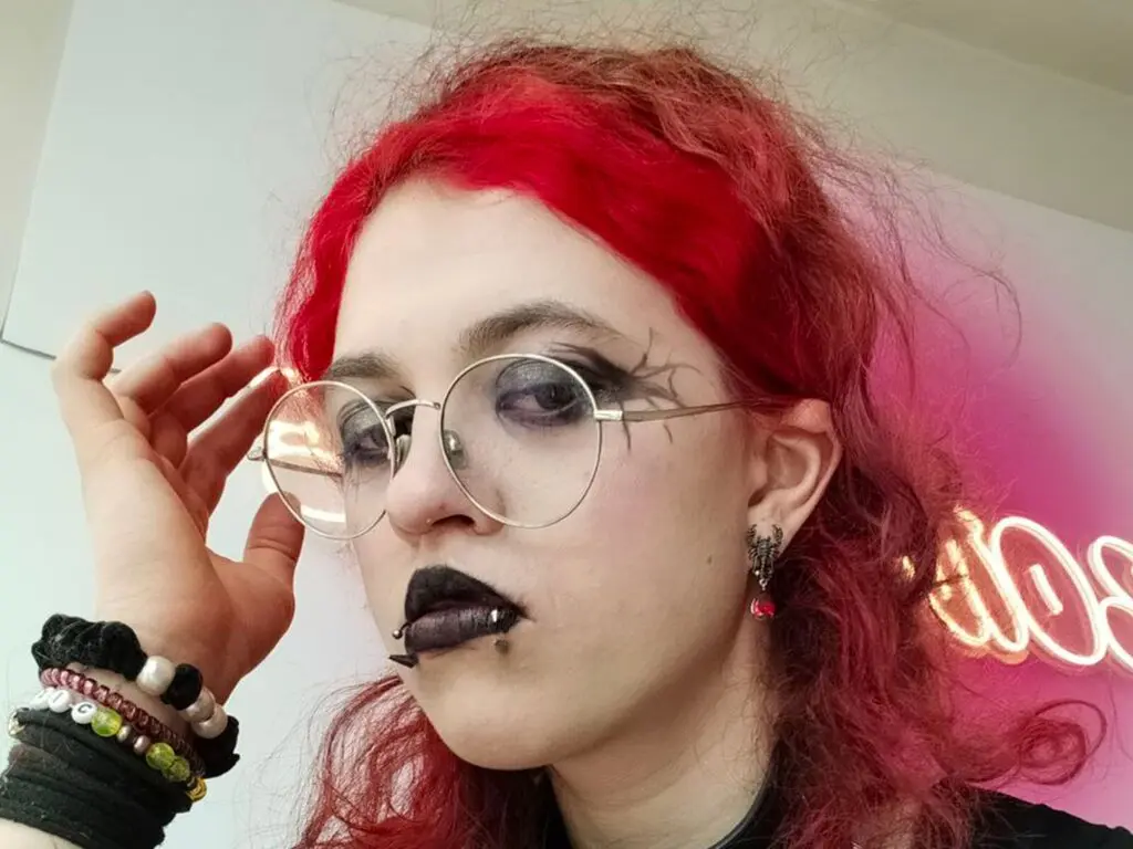 Join NoellePaws’s Live Webcam Show
