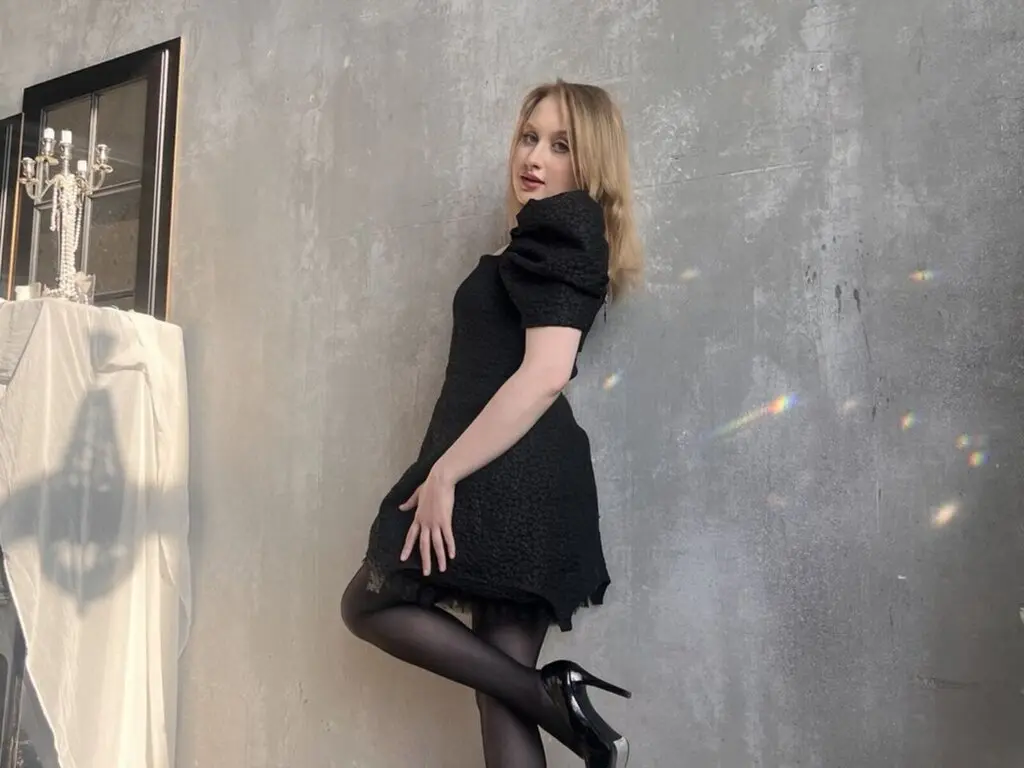 Join OliviaBloomer’s Live Webcam Show