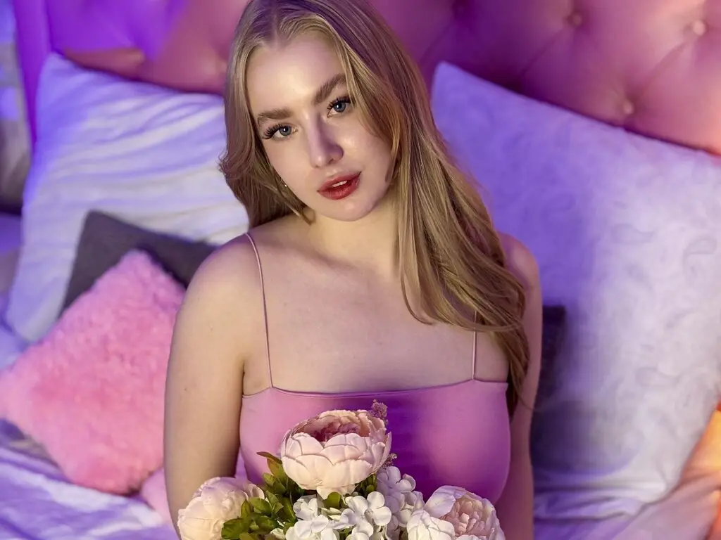 Join PollyNoire’s Live Webcam Show