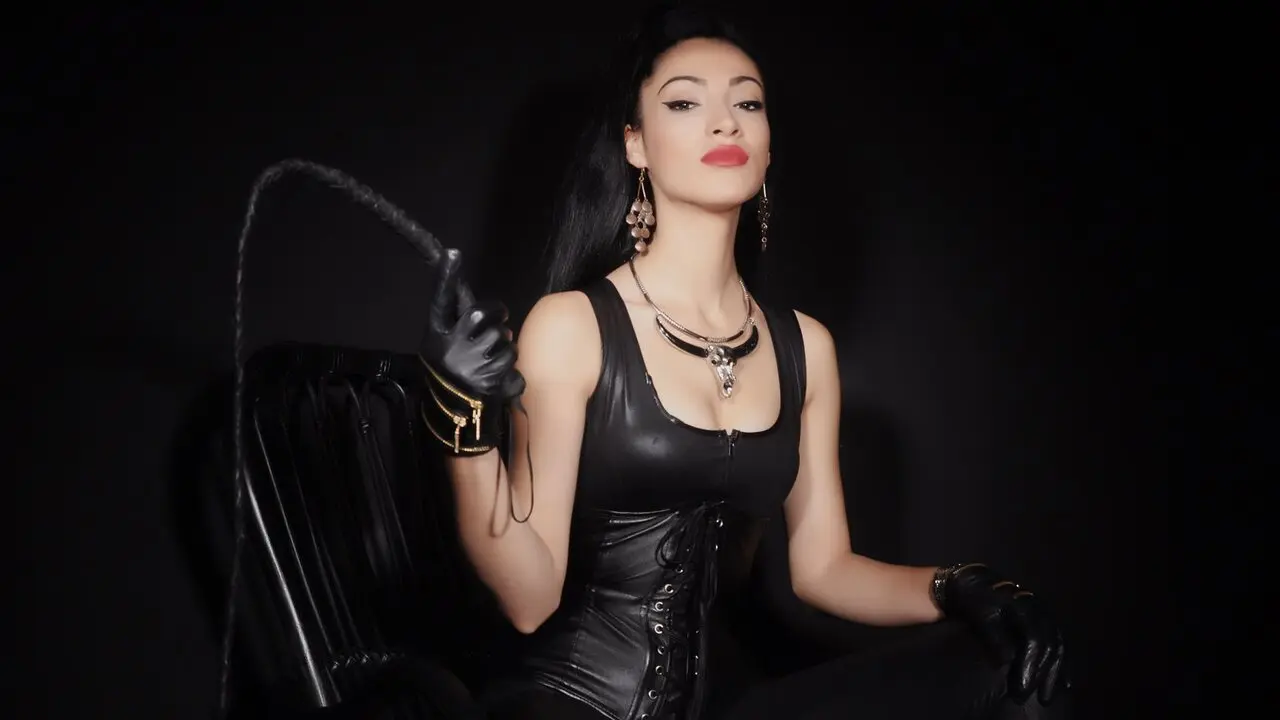 Join RavenQueenn’s Live Webcam Show