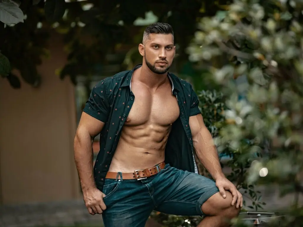 Join RonnieHarris’s Live Webcam Show