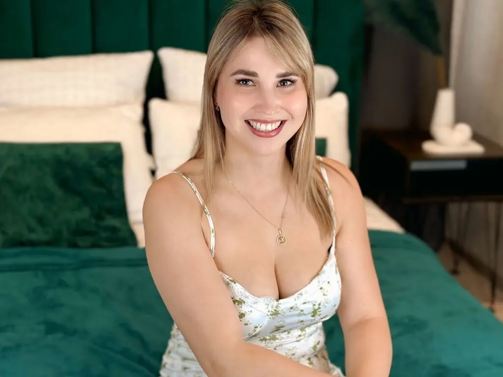 Join SabrinaRosi’s Live Webcam Show