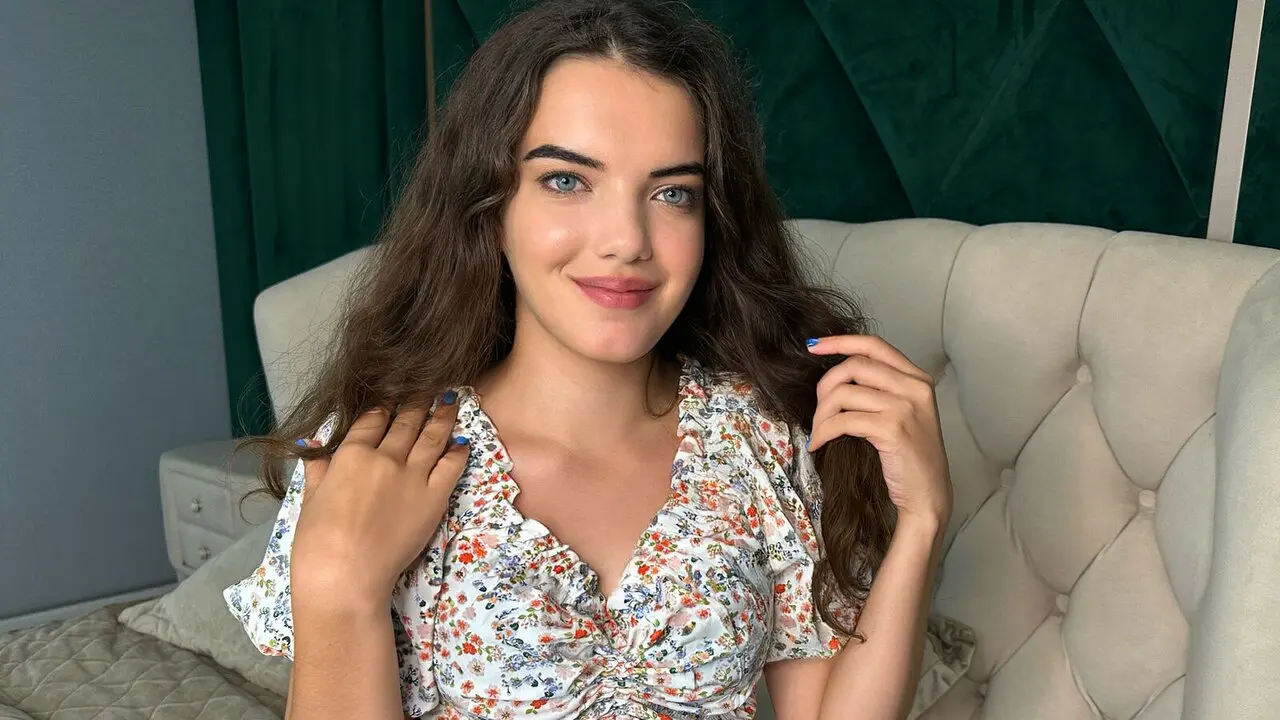 Join SadieMills’s Live Webcam Show