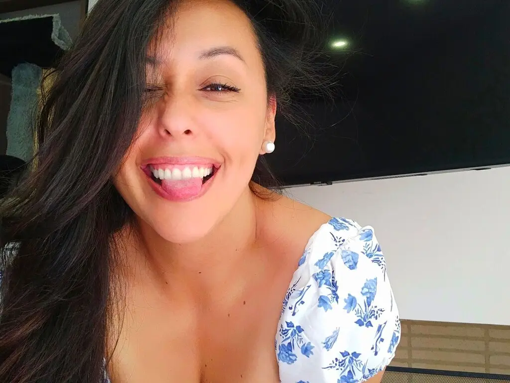 Join SaharaGarcia’s Live Webcam Show