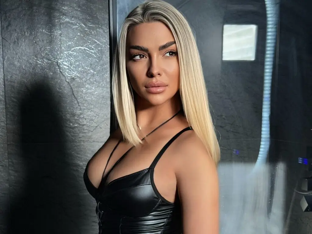 Join SamanthaRogue’s Live Webcam Show