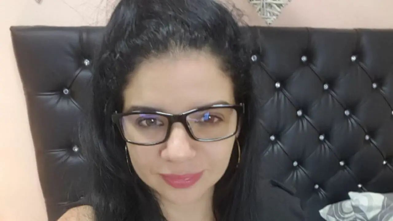 Join SarahMilton’s Live Webcam Show
