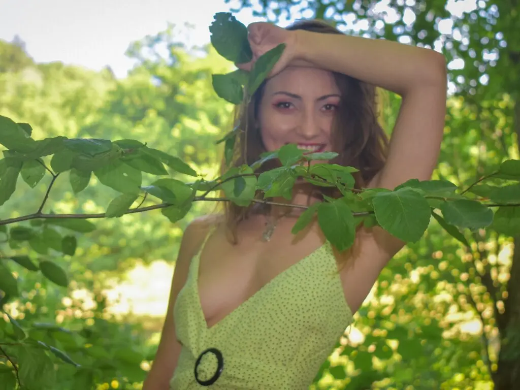 Join SarraNoir’s Live Webcam Show