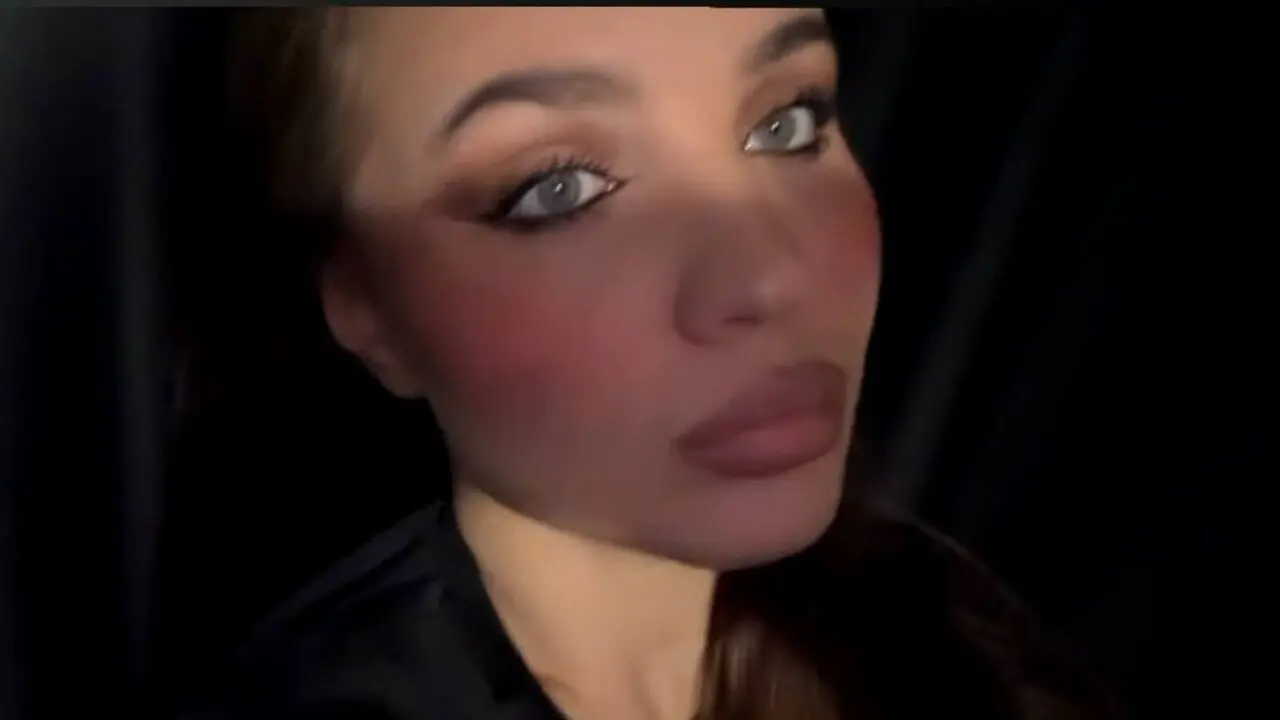 Join SeemaRedhouse’s Live Webcam Show