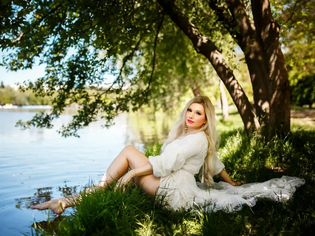 Join SelenaSelin’s Live Webcam Show