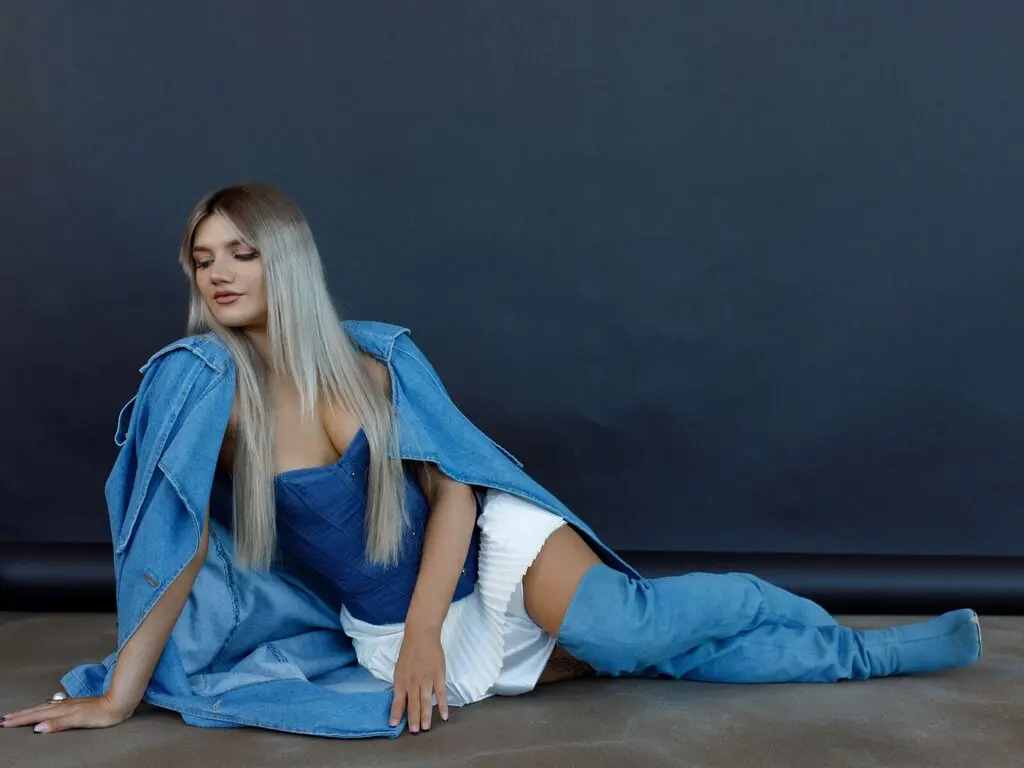 Join SelenaeMoore’s Live Webcam Show