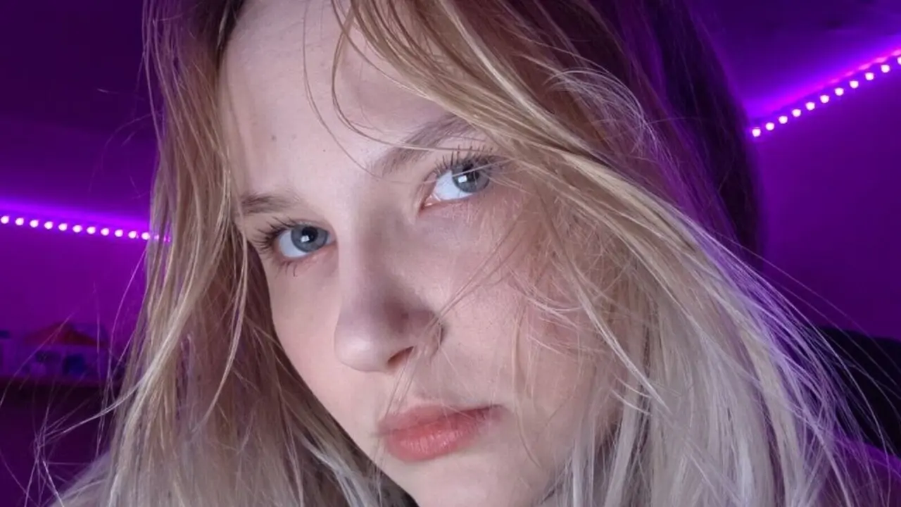 Join SindyWasylow’s Live Webcam Show