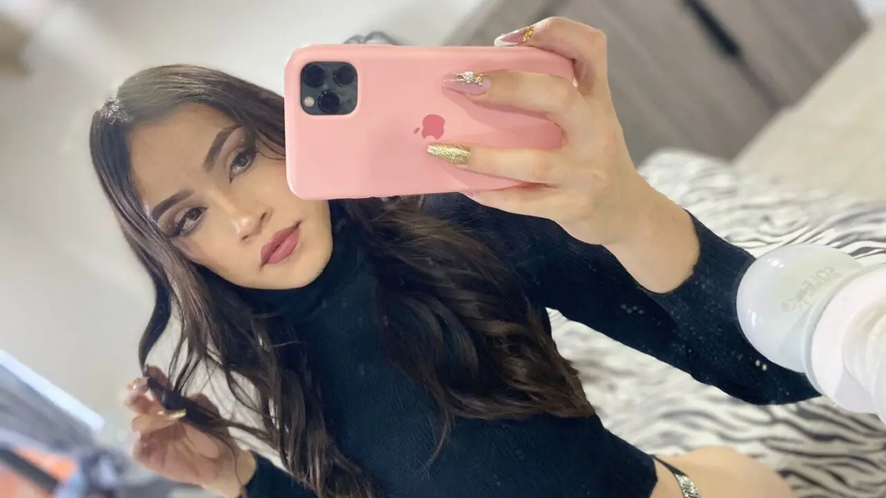 Join SofiaCosey’s Live Webcam Show