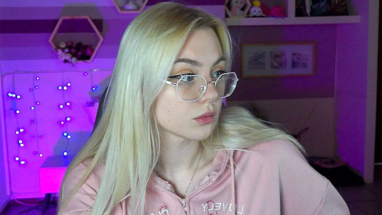 Join SophieFrinell’s Live Webcam Show