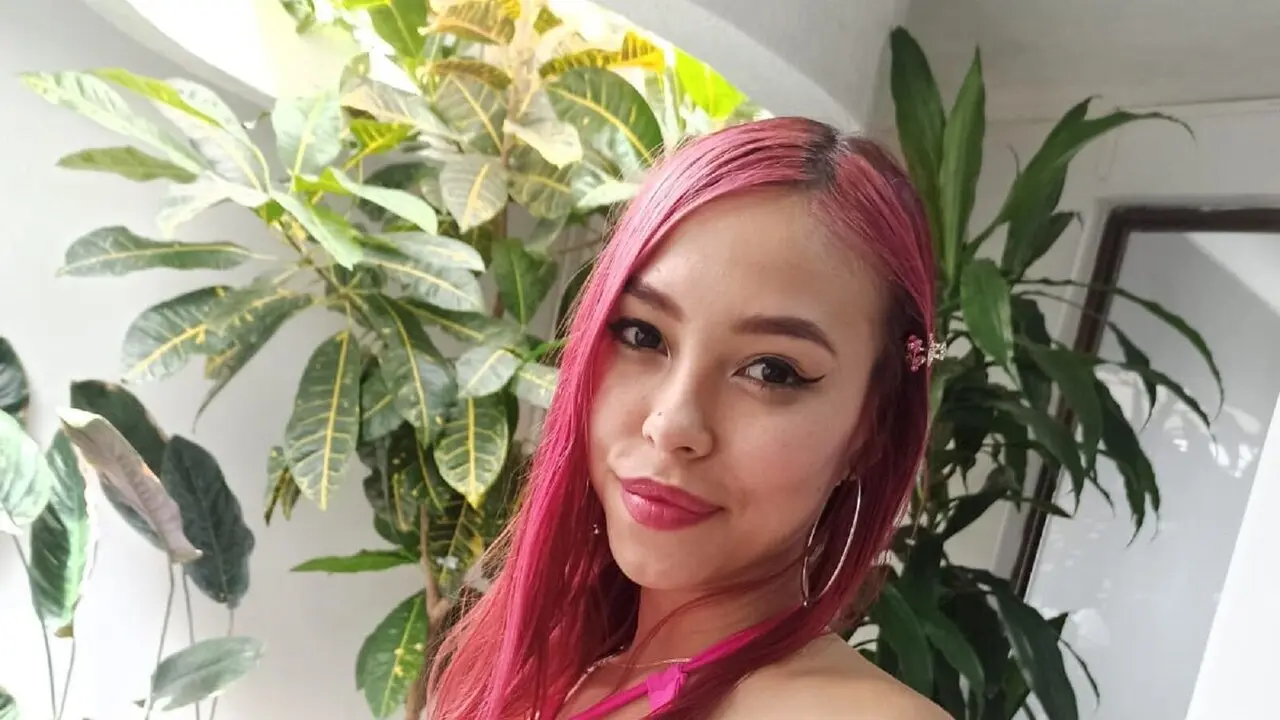 Join SyntiaRousse’s Live Webcam Show