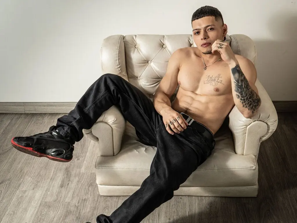 Join ThomasLewis’s Live Webcam Show