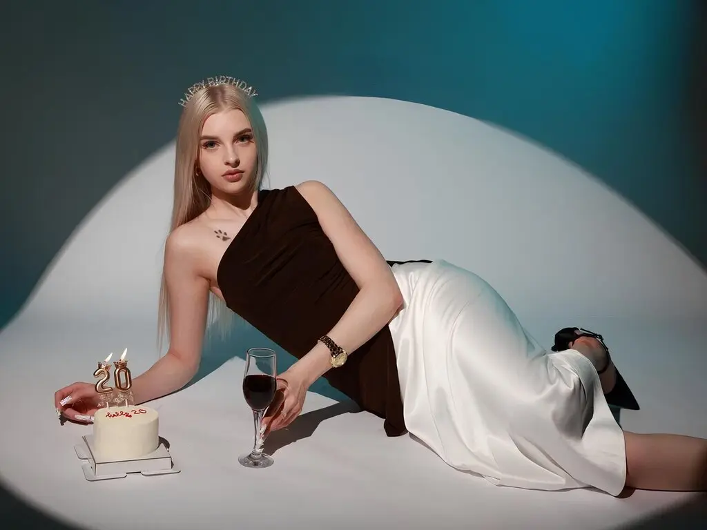 Join TiffanyPeach’s Live Webcam Show