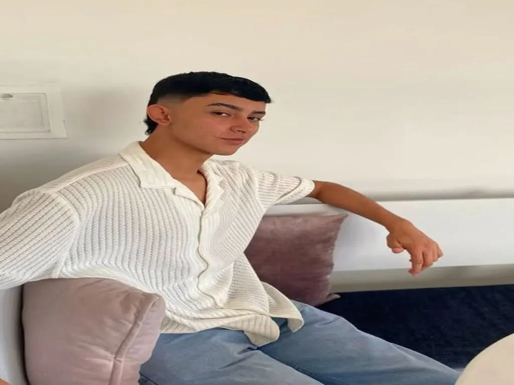 Join TomyLoster’s Live Webcam Show