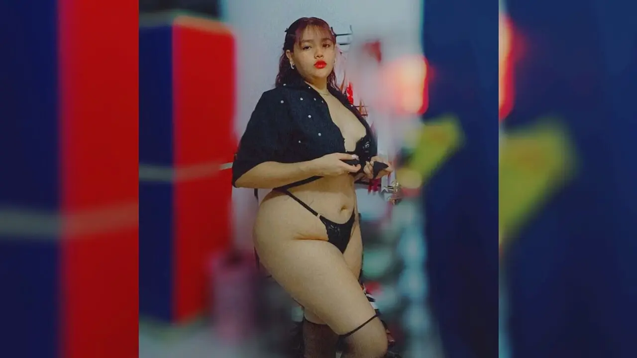 Join ValeryGlez’s Live Webcam Show