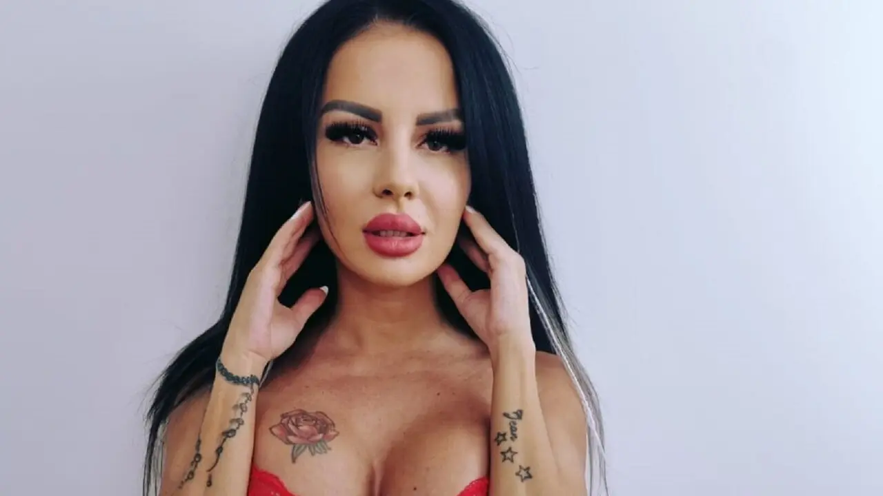 Join VanessaKyle’s Live Webcam Show