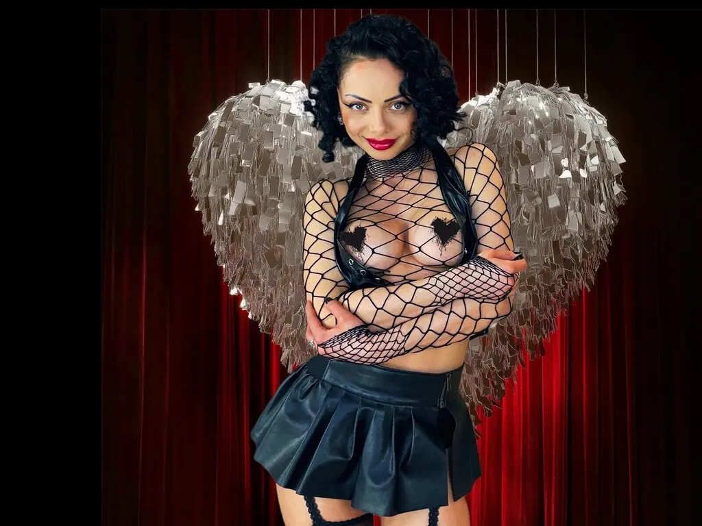 Join VeronicaQuinn’s Live Webcam Show