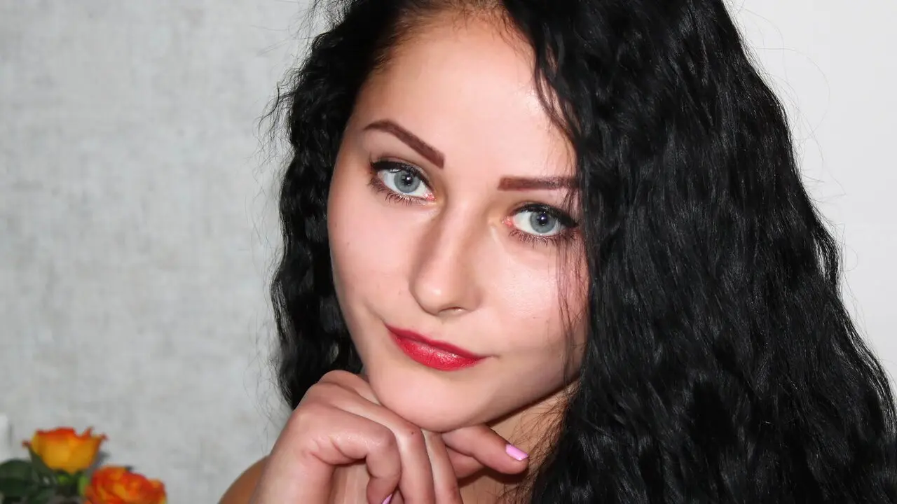 Join VienettaS’s Live Webcam Show
