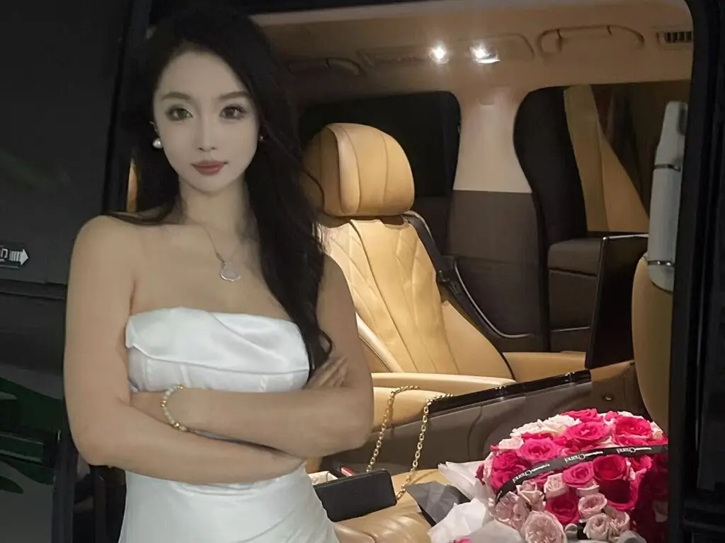 Join Yangqinmm’s Live Webcam Show
