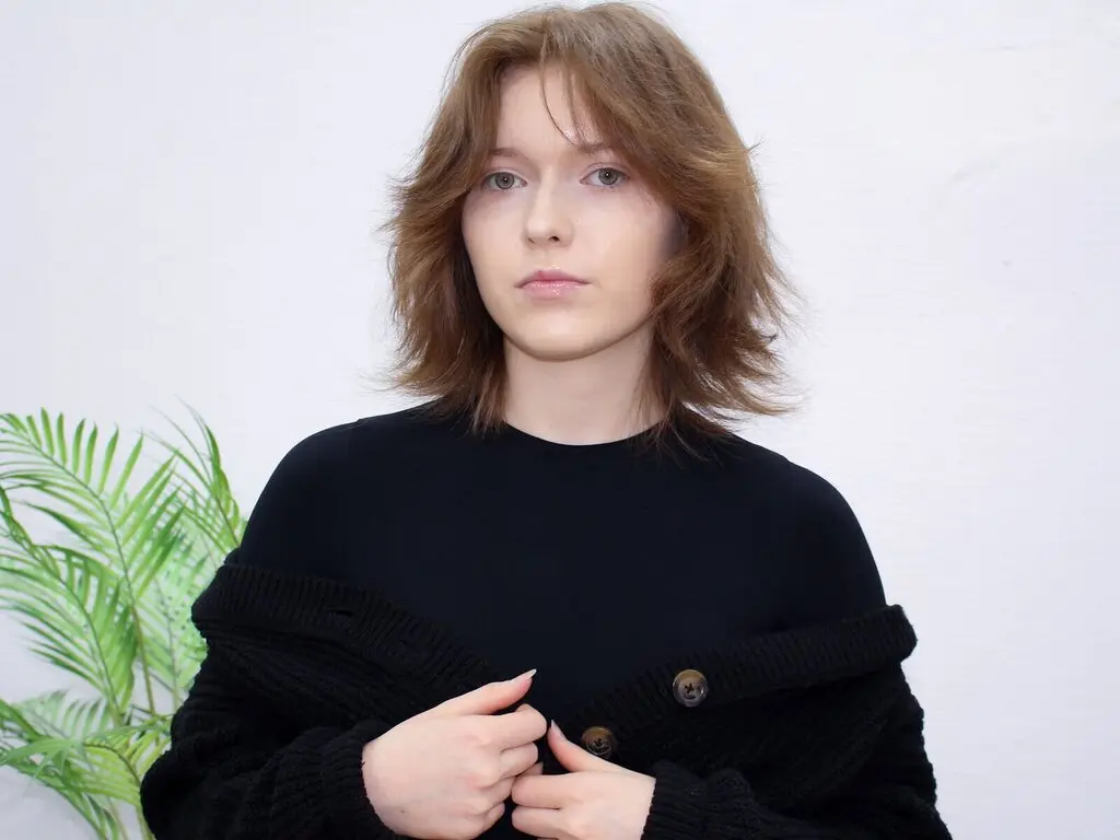 Join YukiHolmes’s Live Webcam Show